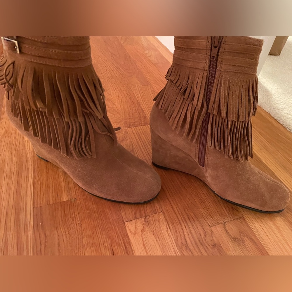 Fall booties!! Suede Tan Aerosoles Plumming Bird wedge booties 7.5! - Picture 2 of 5